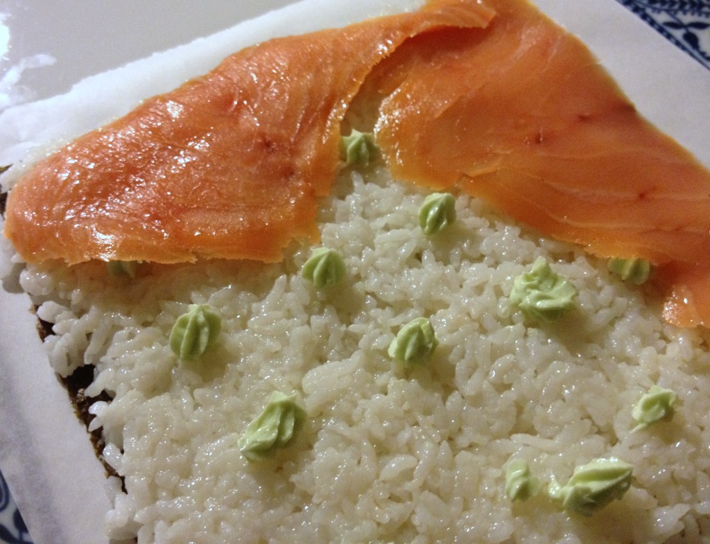 sushi en capas - poniendo el salmón
