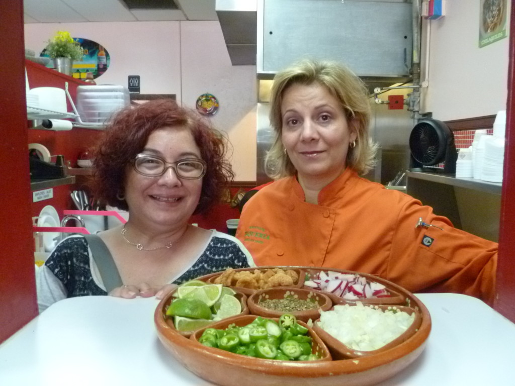 Con Liana Hernandez en la cocina  de Tenango's