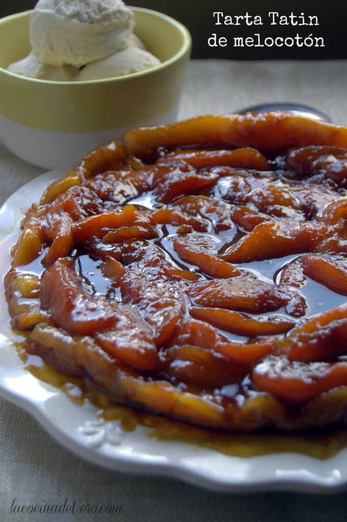 Tarta Tatin de melocotón tibia para ponerle encima helado de vainilla.