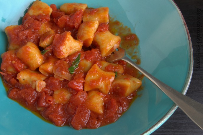 Ndundari con salsa de tomate y albahaca