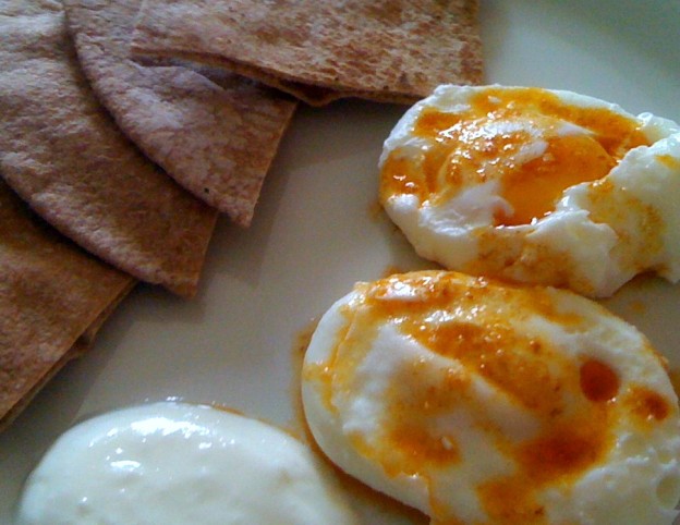 Huevos escalfados con salsa de yogurt y ajo