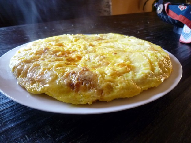 Tortilla de patatas rápida del Horno de María. Bonus: batido de fresa.