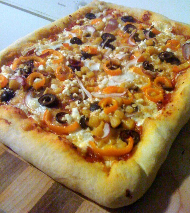 Pizza vegetariana con borde de mozarella. Y nuevo look