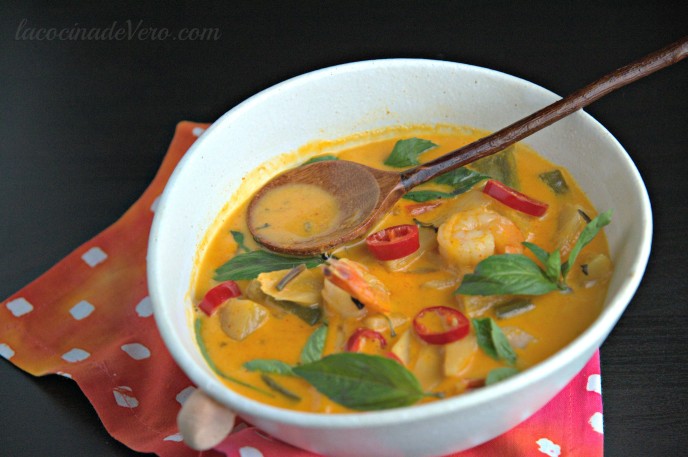 Curry tailandés de camarones y piña