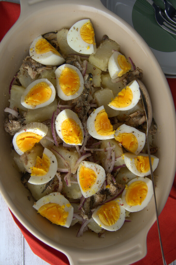 Ensalada de papas huevos y sardinas