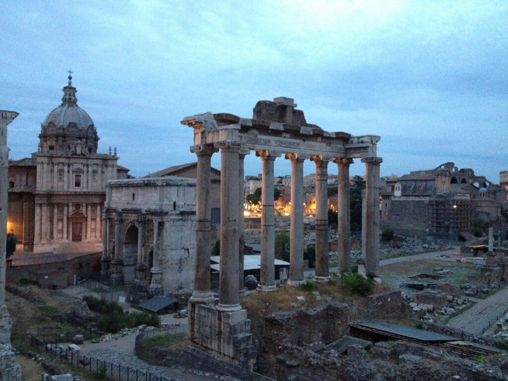Ruinas romanas al atardecer